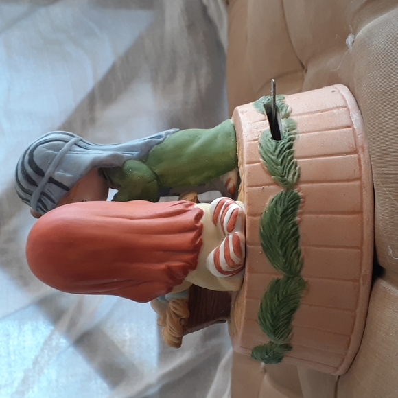 1981 Enesco Musical Child Nativity. - Picture 3 of 10